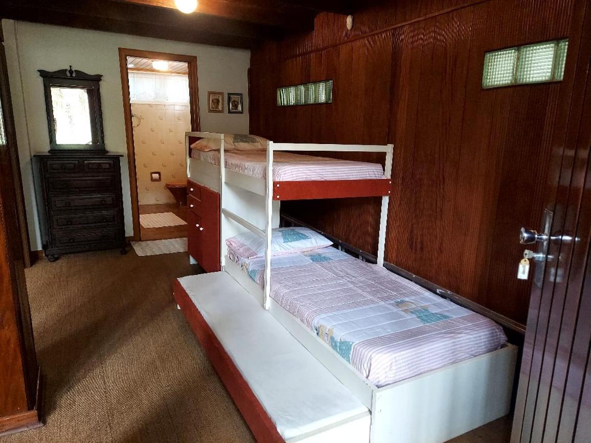 Casa Dos Pinheiros Holiday home Campos do Jordao